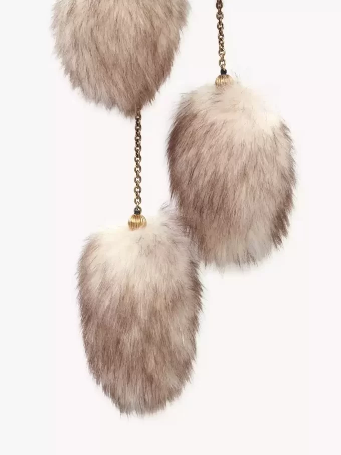 Der Treasure Tails-Schal aus Lammfell
