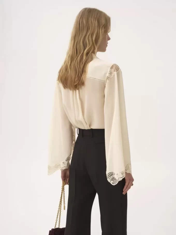 Fließende Bluse aus Seidengeorgette und Spitze