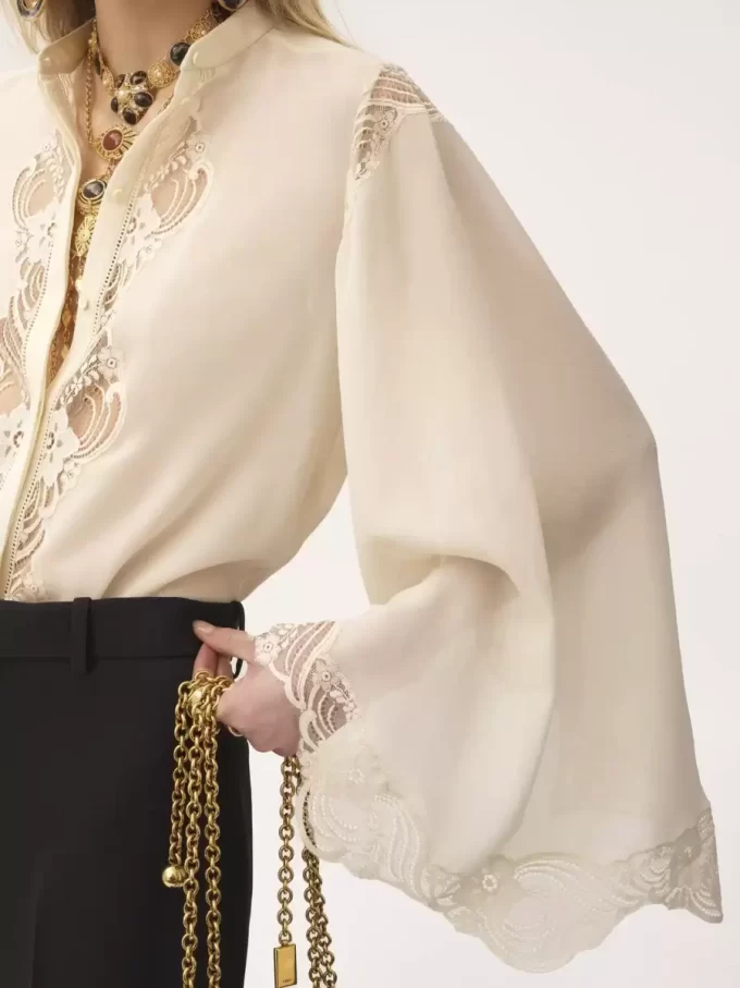 Fließende Bluse aus Seidengeorgette und Spitze