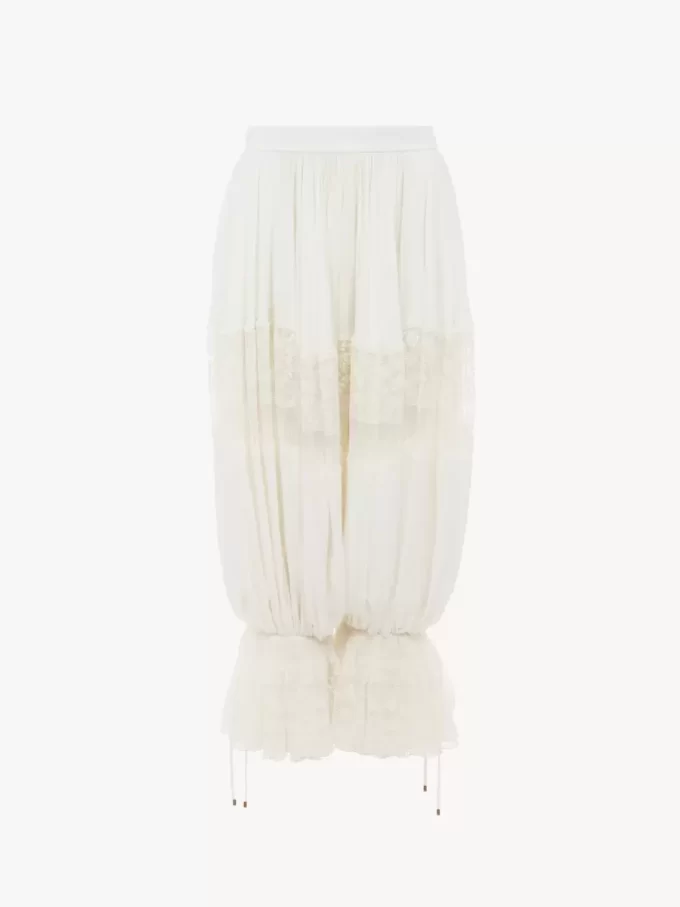 Fließende, verkürzte Hose aus Seidencharmeuse und Spitze