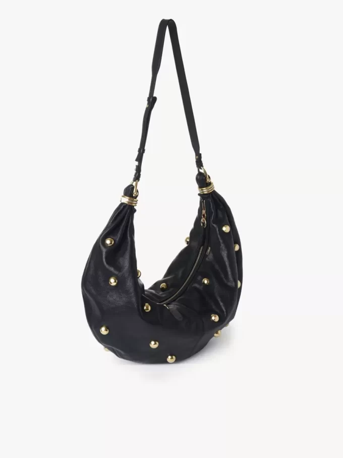 Große Hobo-Tasche „Armband“ aus genarbtem Leder mit Nieten