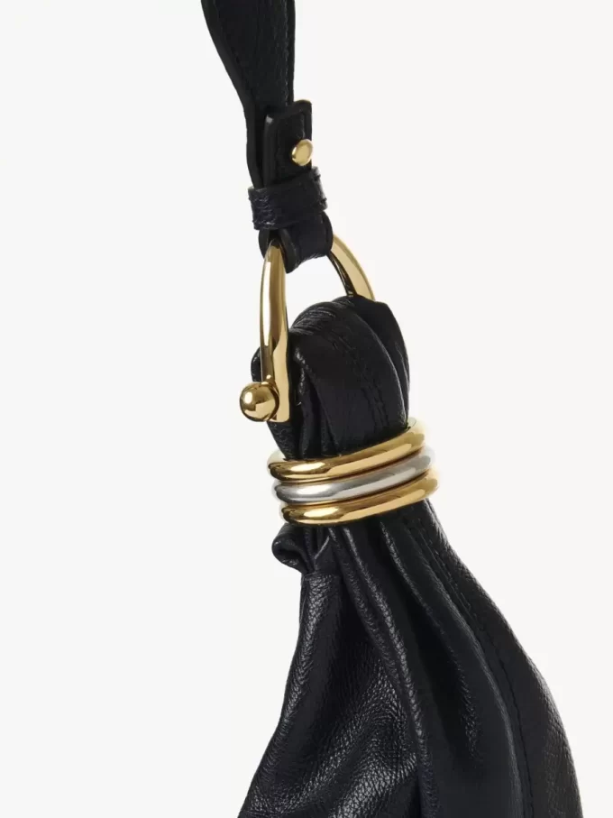 Große Hobo-Tasche „Armband“ aus genarbtem Leder mit Nieten