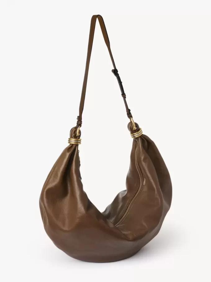 Große Hobo-Tasche mit Armband aus genarbtem Leder