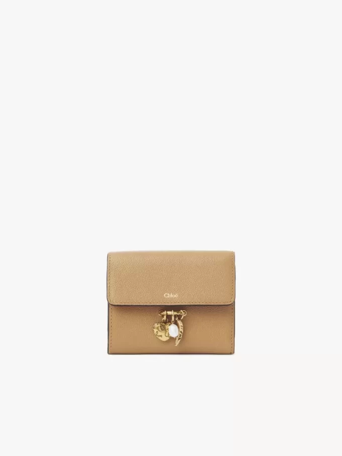 Kleine dreifach faltbare Chloé Charms-Brieftasche aus genarbtem Leder