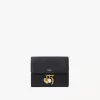 Kleine dreifach faltbare Chloé Charms-Brieftasche aus genarbtem Leder