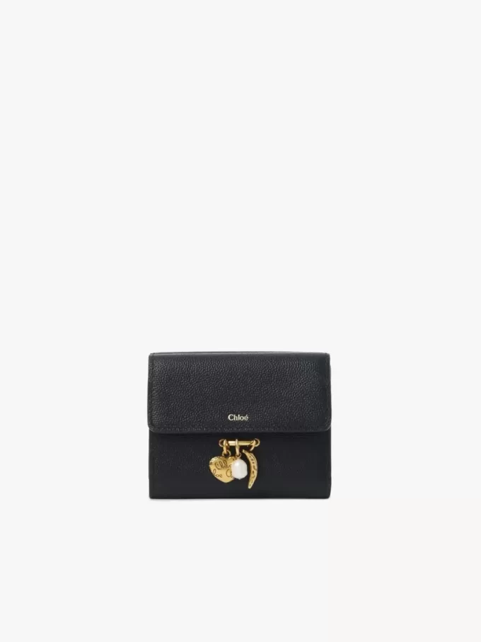 Kleine dreifach faltbare Chloé Charms-Brieftasche aus genarbtem Leder