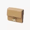 Kleine dreifach faltbare Chloé Charms-Brieftasche aus genarbtem Leder