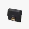 Kleine dreifach faltbare Chloé Charms-Brieftasche aus genarbtem Leder