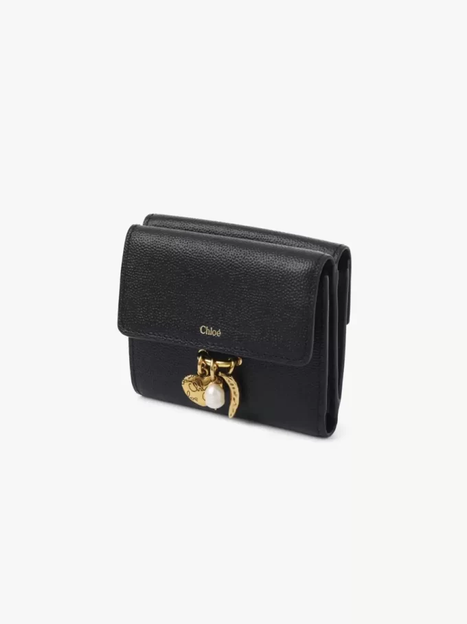 Kleine dreifach faltbare Chloé Charms-Brieftasche aus genarbtem Leder