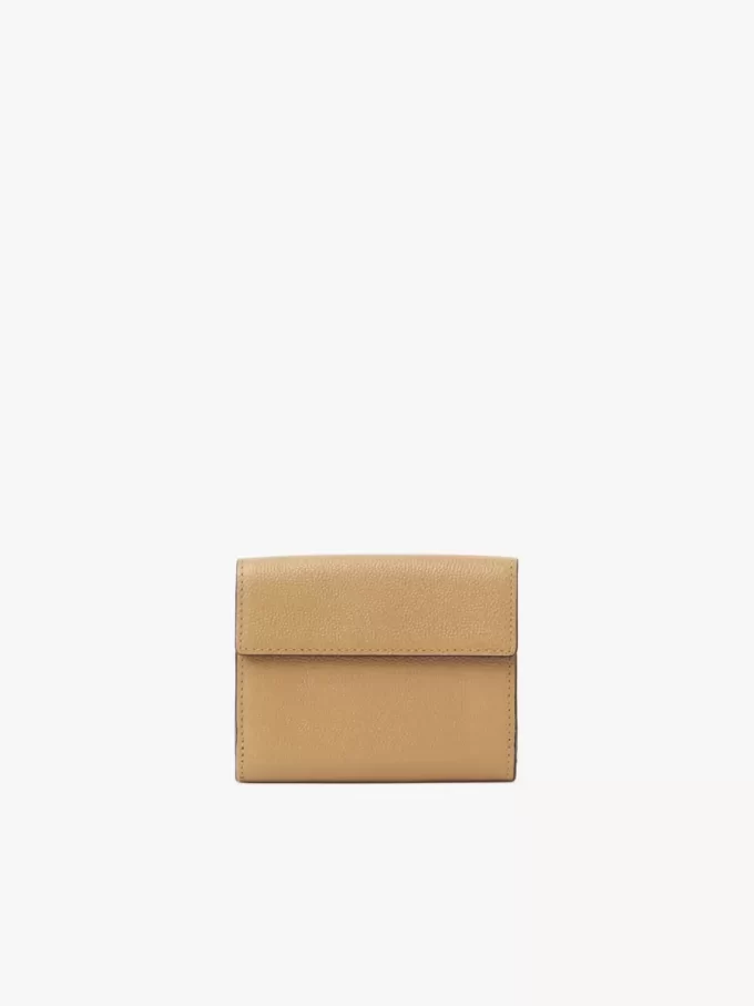 Kleine dreifach faltbare Chloé Charms-Brieftasche aus genarbtem Leder