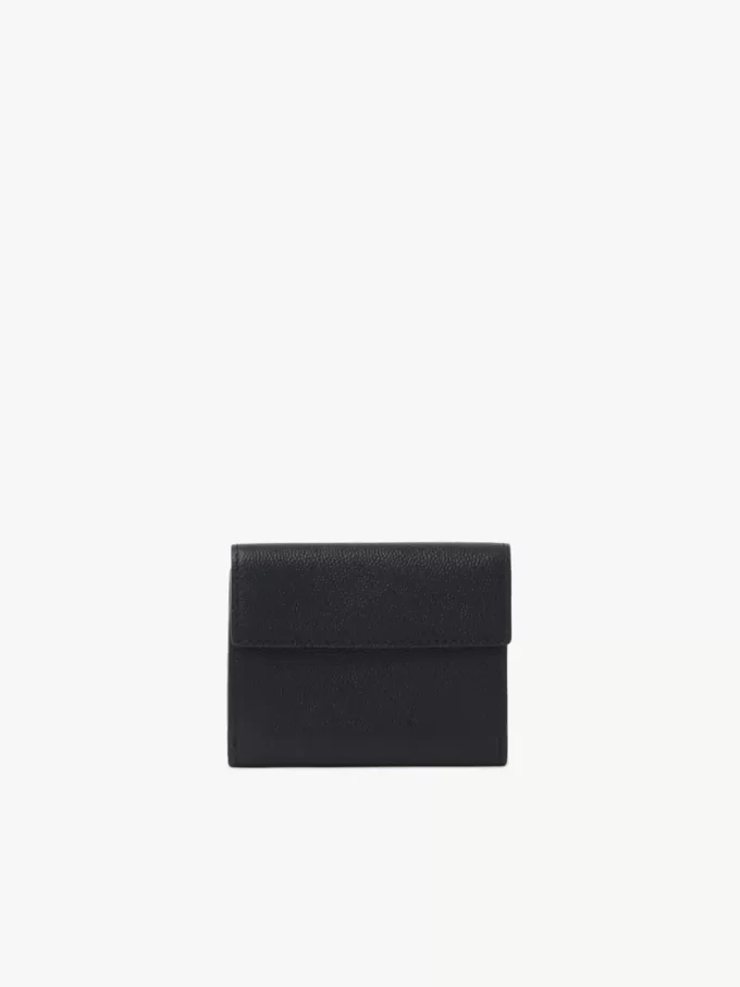 Kleine dreifach faltbare Chloé Charms-Brieftasche aus genarbtem Leder