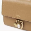 Kleine dreifach faltbare Chloé Charms-Brieftasche aus genarbtem Leder