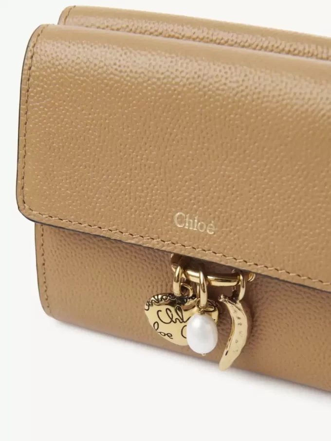 Kleine dreifach faltbare Chloé Charms-Brieftasche aus genarbtem Leder