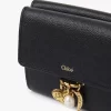 Kleine dreifach faltbare Chloé Charms-Brieftasche aus genarbtem Leder