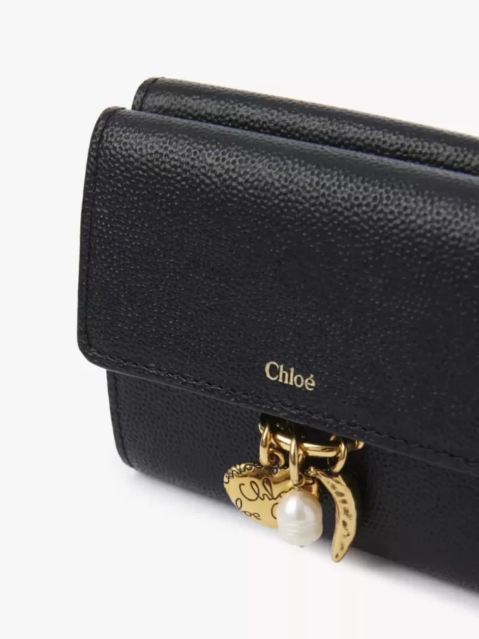 Kleine dreifach faltbare Chloé Charms-Brieftasche aus genarbtem Leder