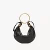 Kleine Hobo-Tasche mit Armband aus genarbtem Leder