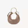 Kleine Hobo-Tasche mit Armband aus genarbtem Leder