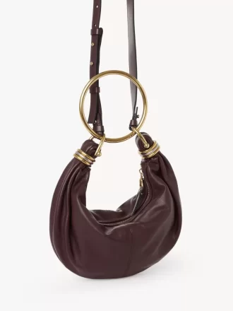 Kleine Hobo-Tasche mit Armband aus genarbtem Leder