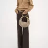 Kleine Hobo-Tasche mit Armband aus genarbtem Leder