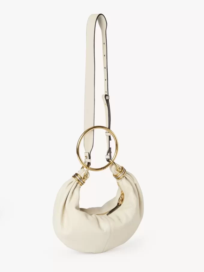 Kleine Hobo-Tasche mit Armband aus genarbtem Leder
