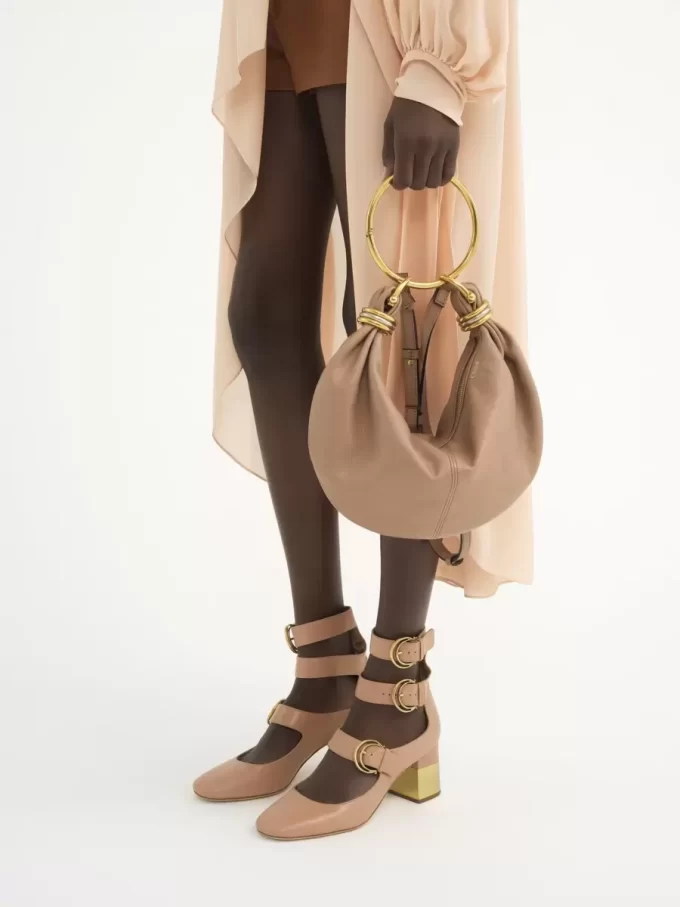 Kleine Hobo-Tasche mit Armband aus genarbtem Leder