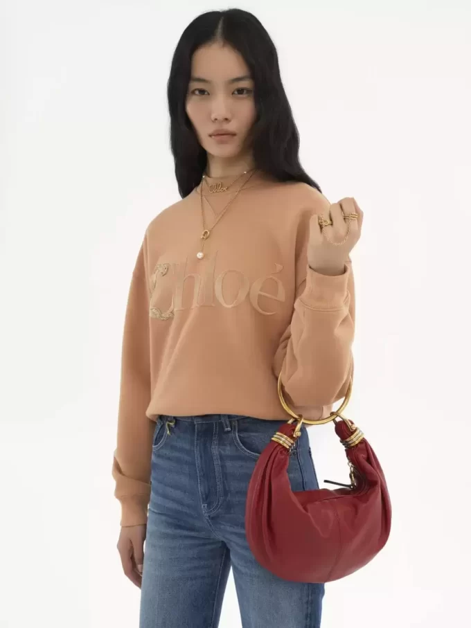 Kleine Hobo-Tasche mit Armband aus genarbtem Leder