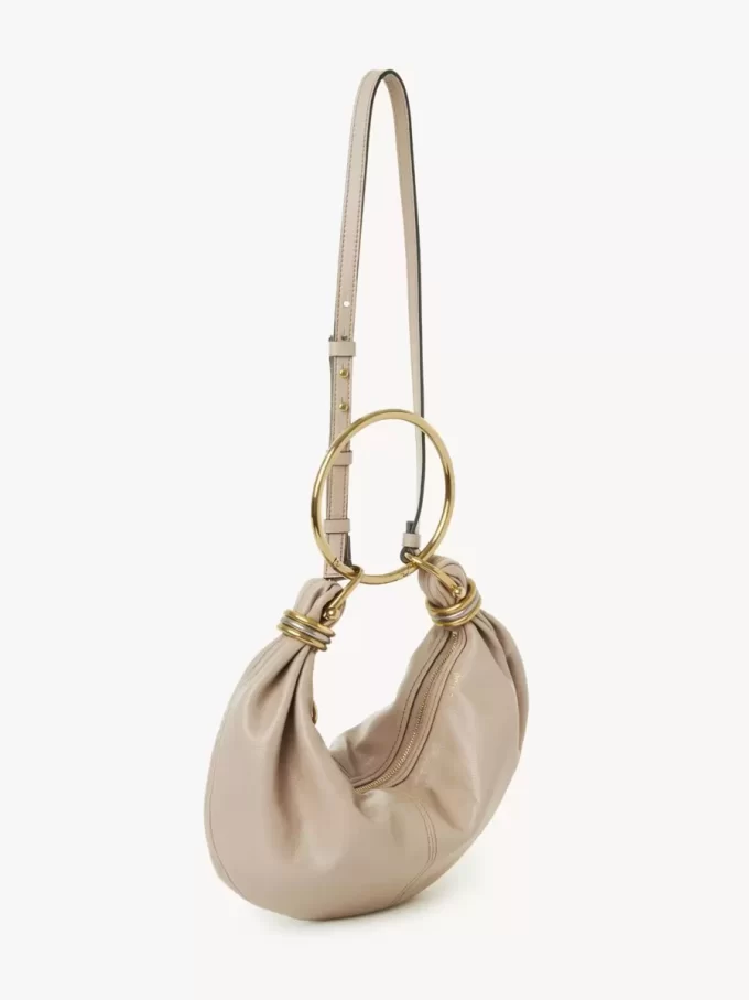Kleine Hobo-Tasche mit Armband aus genarbtem Leder
