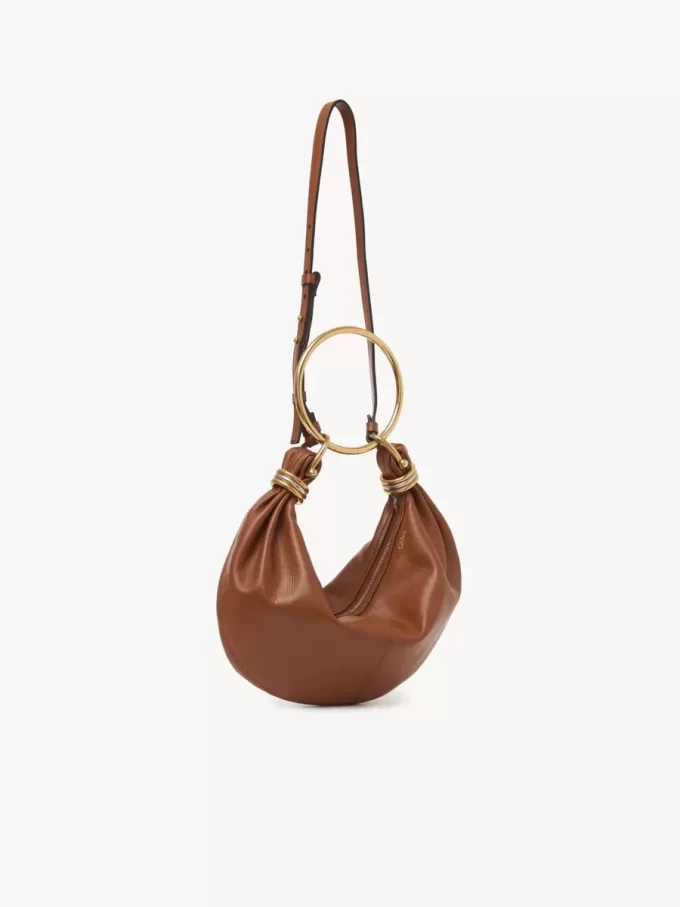 Kleine Hobo-Tasche mit Armband aus genarbtem Leder