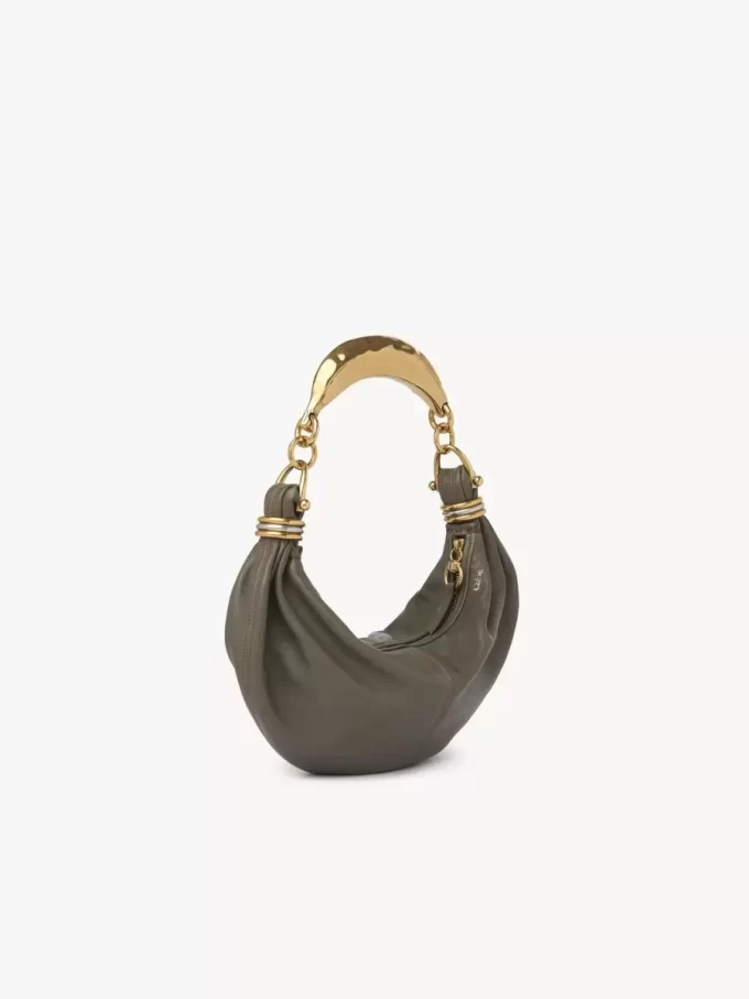 Kleine Hobo-Tasche mit Armband aus genarbtem Leder