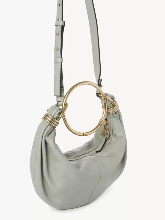 Kleine Hobo-Tasche mit Armband aus genarbtem Leder