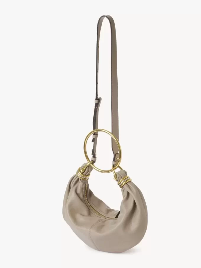 Kleine Hobo-Tasche mit Armband aus genarbtem Leder