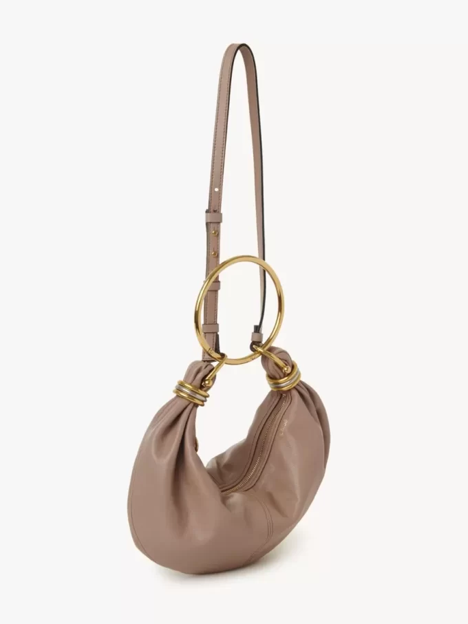 Kleine Hobo-Tasche mit Armband aus genarbtem Leder