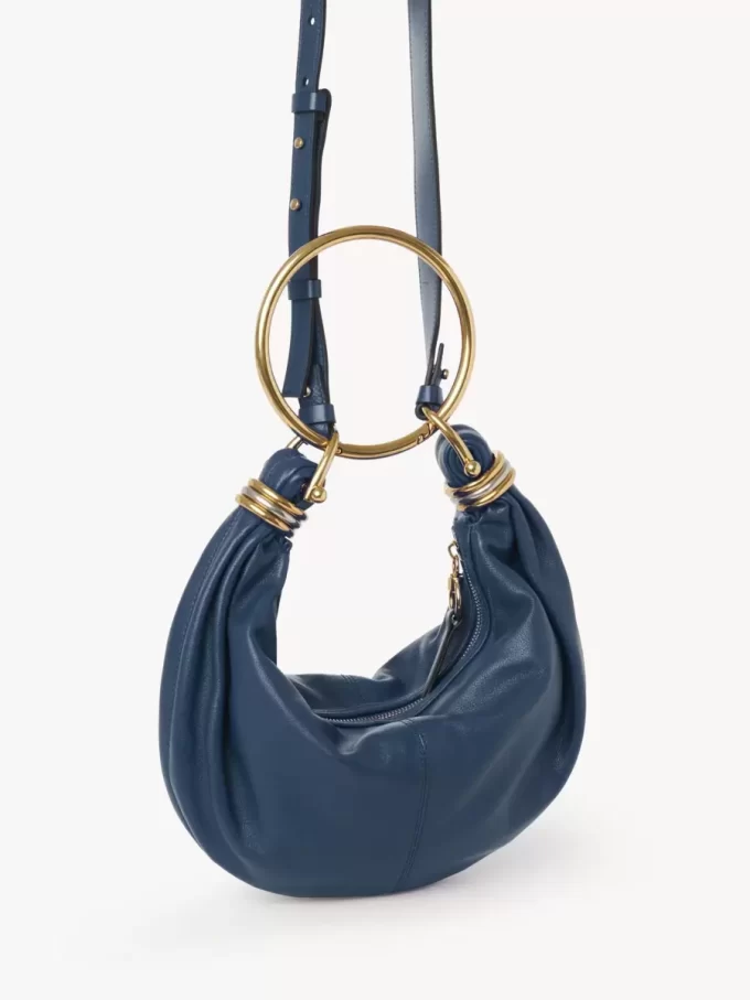 Kleine Hobo-Tasche mit Armband aus genarbtem Leder