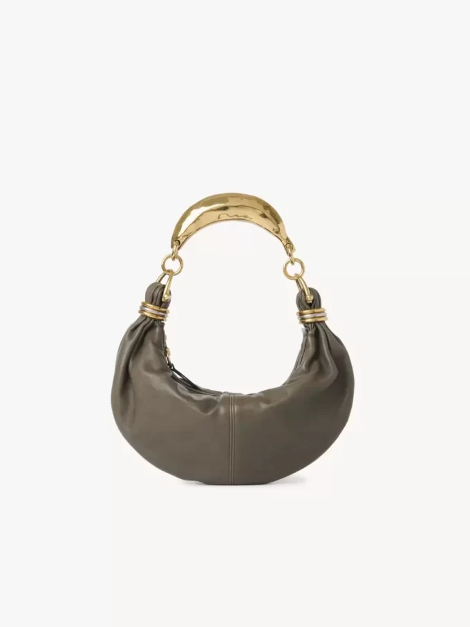 Kleine Hobo-Tasche mit Armband aus genarbtem Leder