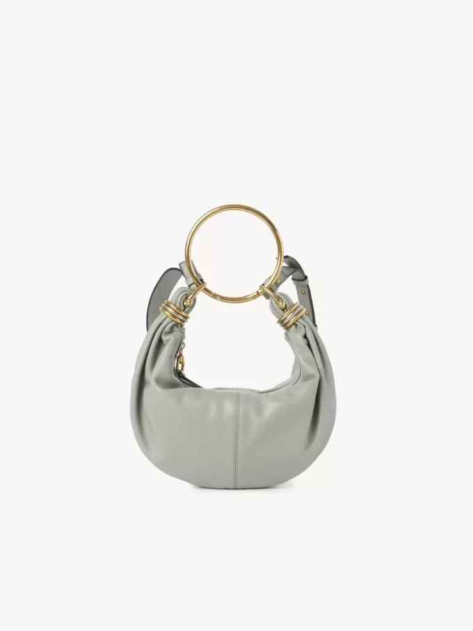 Kleine Hobo-Tasche mit Armband aus genarbtem Leder