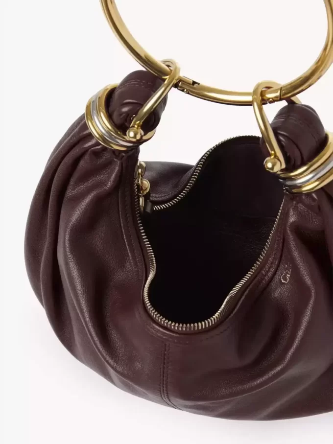 Kleine Hobo-Tasche mit Armband aus genarbtem Leder
