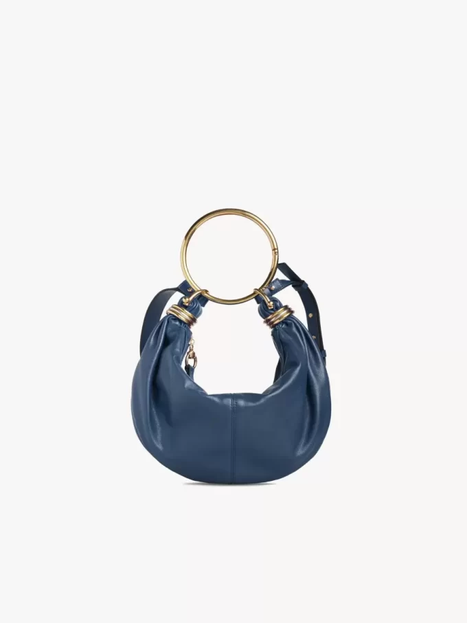 Kleine Hobo-Tasche mit Armband aus genarbtem Leder