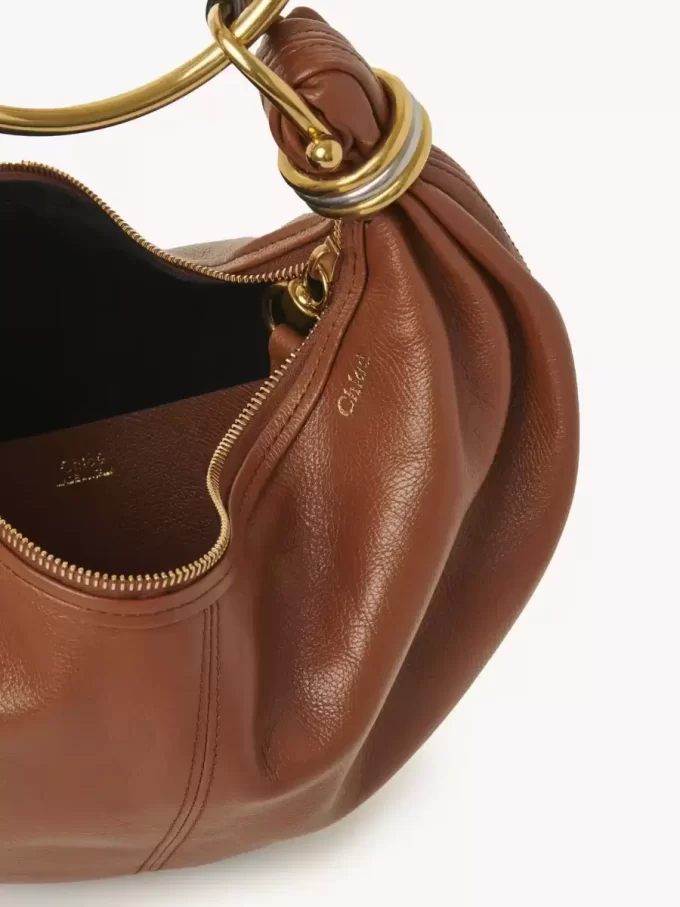 Kleine Hobo-Tasche mit Armband aus genarbtem Leder