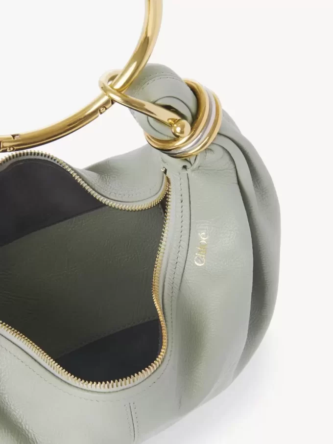 Kleine Hobo-Tasche mit Armband aus genarbtem Leder