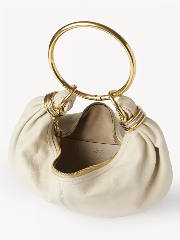 Kleine Hobo-Tasche mit Armband aus genarbtem Leder