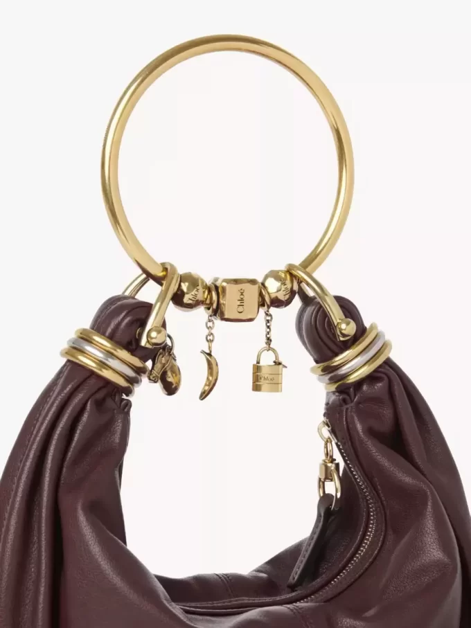 Kleine Hobo-Tasche mit Armband aus genarbtem Leder