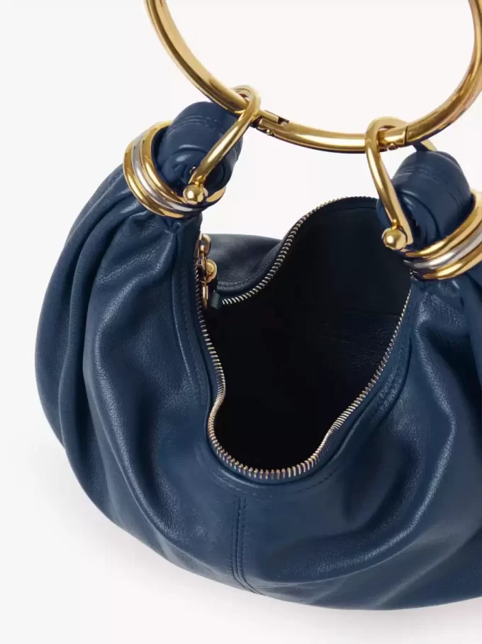 Kleine Hobo-Tasche mit Armband aus genarbtem Leder