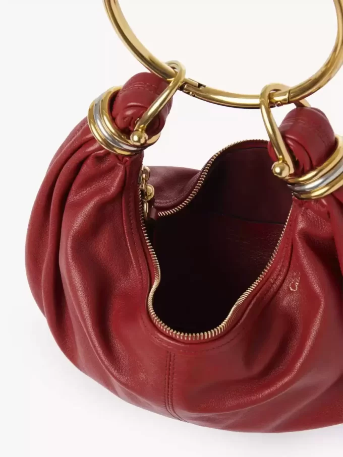 Kleine Hobo-Tasche mit Armband aus genarbtem Leder