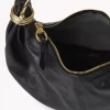 Kleine Hobo-Tasche mit Armband aus genarbtem Leder
