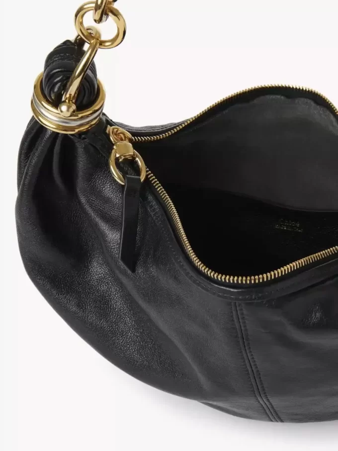 Kleine Hobo-Tasche mit Armband aus genarbtem Leder