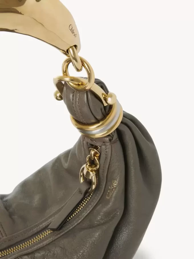 Kleine Hobo-Tasche mit Armband aus genarbtem Leder