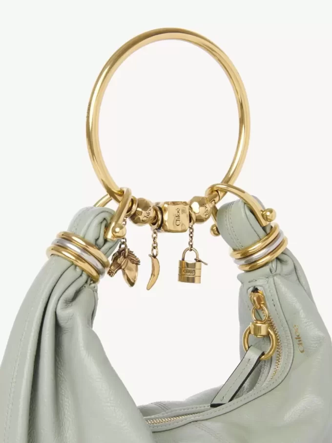 Kleine Hobo-Tasche mit Armband aus genarbtem Leder
