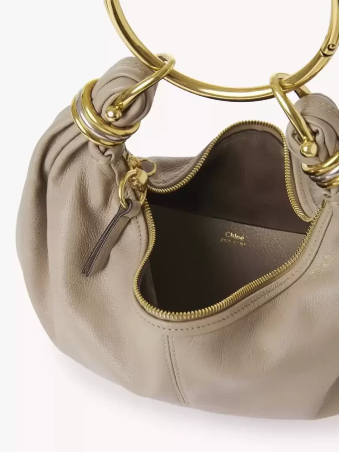 Kleine Hobo-Tasche mit Armband aus genarbtem Leder
