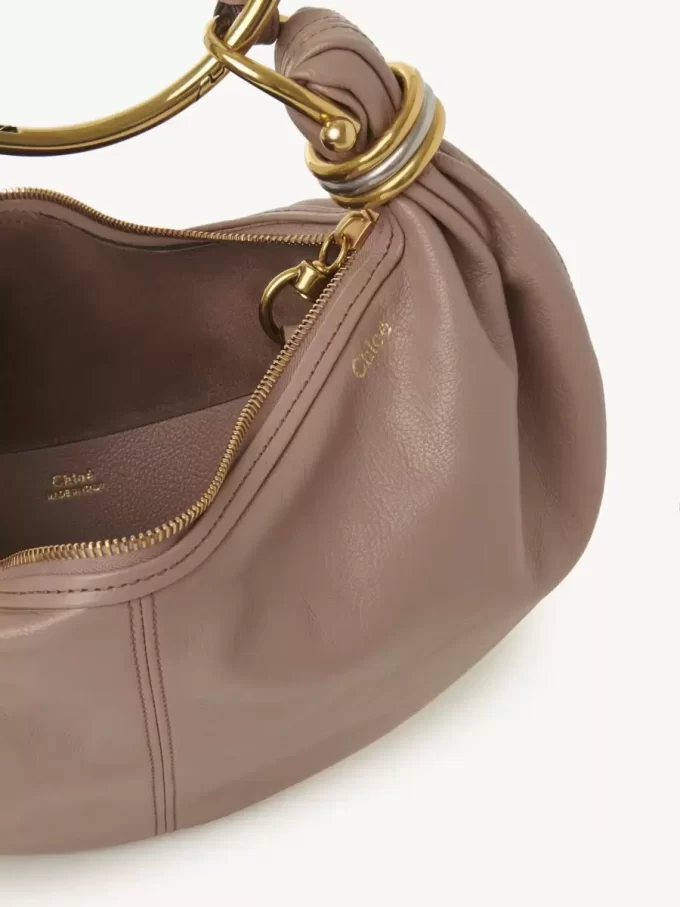 Kleine Hobo-Tasche mit Armband aus genarbtem Leder