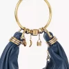 Kleine Hobo-Tasche mit Armband aus genarbtem Leder